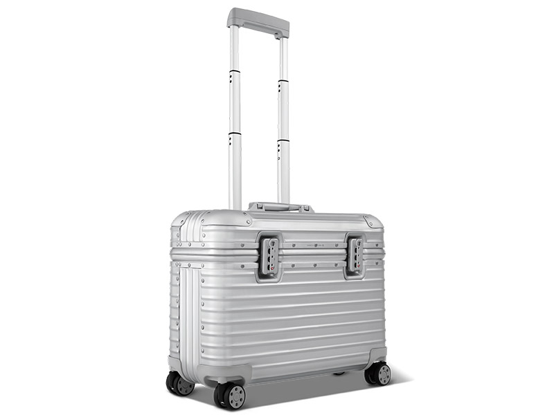 حقيبة ORIGINAL PILOT SILVER الجديدة تعيد صياغة تصميم كلاسيكي من RIMOWA ليخلب ألباب المسافرين في رحل عمل والفنانين على حدٍّ سواء